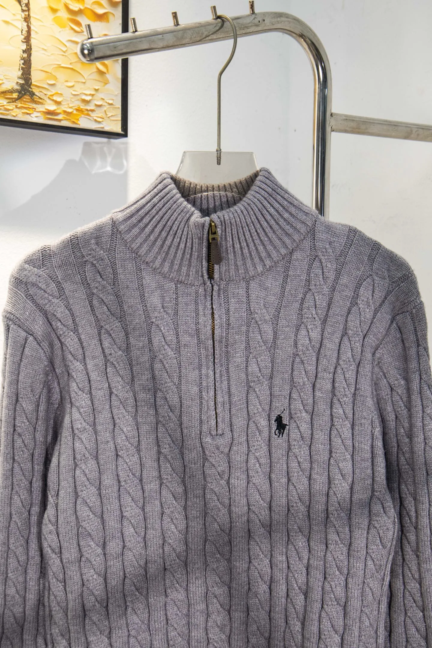 P250 model number: Y196 Ralph Lauren Men's half-zip twist sweater has a really nice style. It can be worn alone or as a jacket to be worn inside or outside. The upper body shows personal fashion charm. Four colors are available. Same style for men and women. A must-have item for new summer products. Hang tag. Hanging beads. Washable packaging bag. Full set of accessories. Very good appearance. Super exquisite workmanship. Size: S-XL